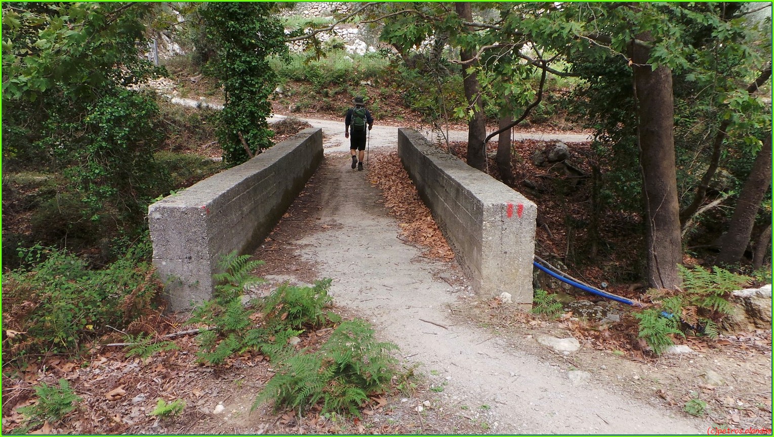 een smalle betonnen brug